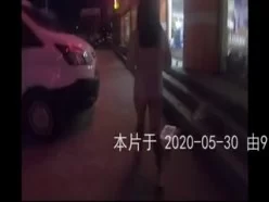 无下装露屁股人前行走[00:00:38]